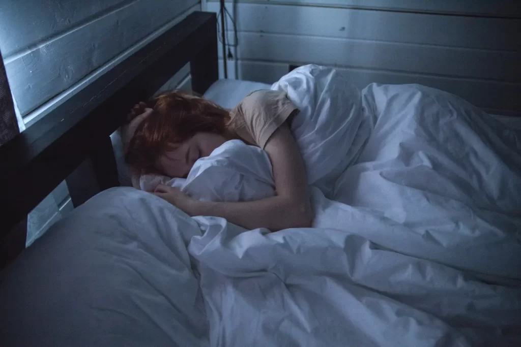 Спяща жена в легло